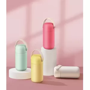 手拎迷你保溫杯